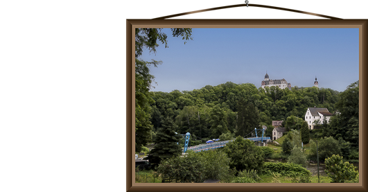 Blick über die Mulde in Richtung Rochsburg, im Vodergrund sieht man die Schaukelbrücke