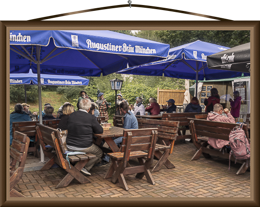 gemütliches Beieinander im Biergarten